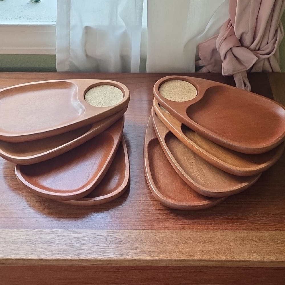 Elegant Wooden Dining Plates Set
